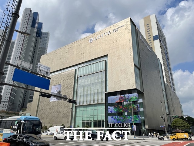 지난달 신세계백화점 무역센터점, 신세계백화점 센텀시티점 등에서 집단감염 사태가 발생한 이후 백화점 집단감염에 대한 불안감은 이어지고 있다. /화성시=최수진 기자