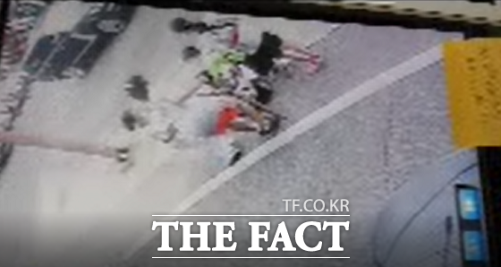 부산 금정경찰서는 교통사고 예방에 대한 선행으로 A·B남매에게 표창창을 수여할 방침이다. /부산경찰청 제공.