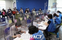  60~70대 10명 중 9명은 1차 접종 마쳤다