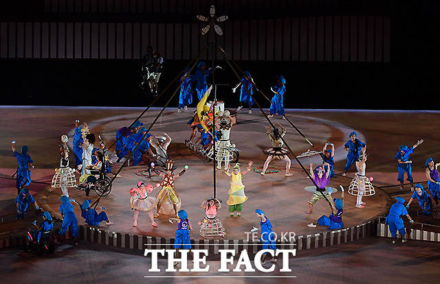 2020 도쿄 패럴림픽 개회식이 24일 오후 8시 일본 도쿄 국립경기장(올림픽 스타디움)에서 열렸다. 공연이 펼쳐지고 있다. /도쿄=사진공동취재단