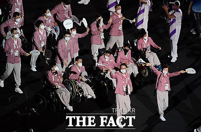 선수단은 한국의 자부심을 한껏 담아낸, 조선시대 당상관 관복의 훈색(분홍빛 계열) 저고리와 대님바지, 호랑이 문양과 금빛 동정을 새긴 한복을 입고 도쿄패럴림픽 도전에 나섰다. /도쿄=사진공동취재단