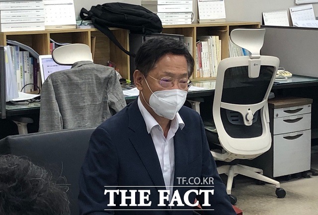 오제세 전 의원이 24일 충북도청 기자실에서 국민의힘 입당과 관련 앞으로 정치 행보 계획을 이야기하고 있다. / 청주=전유진 기자