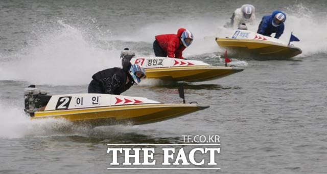 올해 후반기 들어, 특히 최근에 변수가 속출하고 있는데 경정 후배 기수들이 이변의 핵으로 맹활약하며 존재감을 내뿜고 있다. 사진은 미사리 경정장의 경주 모습./경주사업총괄본부 제공