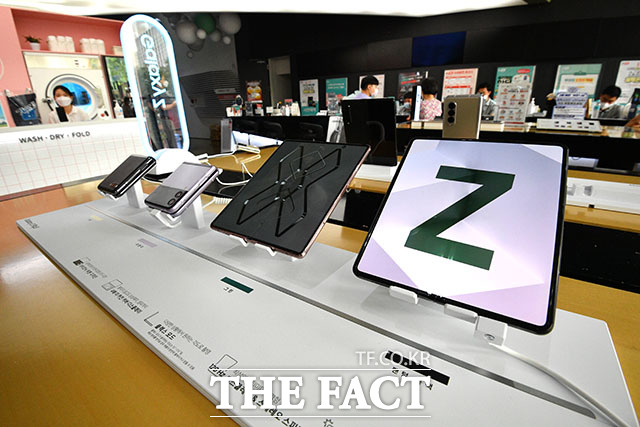 삼성전자 갤럭시Z폴드3와 갤럭시Z플립3가 사전 예약에서 80만 대 이상 판매됐을 것으로 관측된다. /남윤호 기자