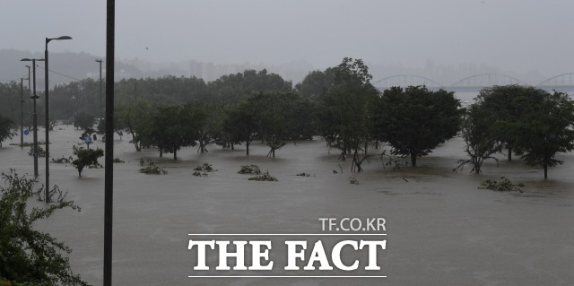 오늘(25일)은 정체전선의 영향으로 전국 대부분의 지역에서 비가 내리겠다. 아침엔 남해안을 시작으로 낮엔 전국으로 확대되겠다. /더팩트 DB