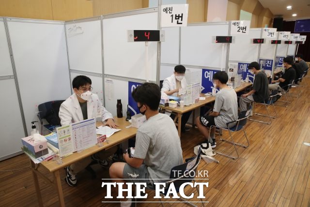 서울시민 절반이 코로나19 1차 백신 접종을 완료했다. 사진은 해당 기사와 직접적 관련 없음. /이새롬 기자