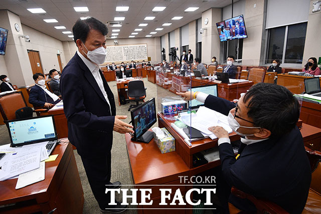 박주민 국회 법제사법위원장 직무대리(오른쪽)와 국민의힘 윤한홍 간사가 회의 진행과 관련해 대화하고 있다.
