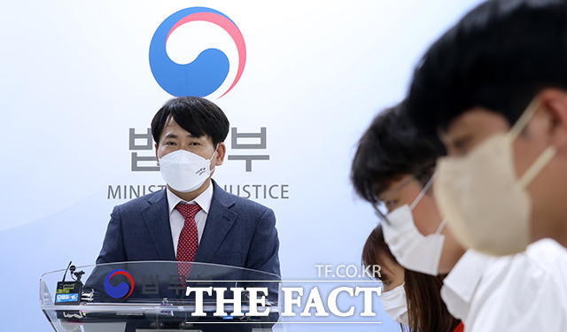 이상갑 법무부 법무실장이 24일 오후 서울 서초구 서울고등검찰청에서 열린 온라인 법률플랫폼에 대한 법무부 입장 발표를 하고 있다. /남용희 기자