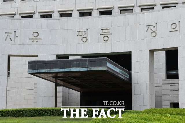 광주민주화운동보상법에 따라 보상금을 받았더라도 정신적 손해는 국가 상대로 배상을 청구할 수 있다는 첫 대법원 판결이 나왔다./더팩트 DB