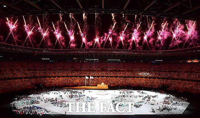 개회식의 피날레를 장식하는 화려한 불꽃이 경기장 위로 터지고 있다. /도쿄=사진공동취재단