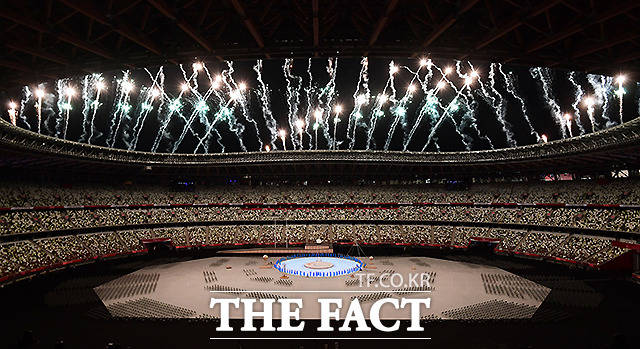 2020 도쿄 패럴림픽 개회식이 24일 오후 8시 일본 도쿄 국립경기장(올림픽 스타디움)에서 열린 가운데, 개회식 시작을 알리는 불꽃이 터지고 있다. /도쿄=사진공동취재단