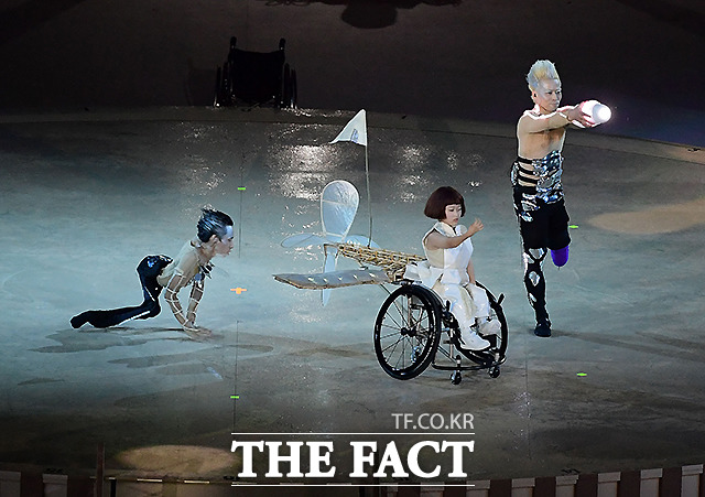 우리에겐 날개가 있다(We have wings)라는 주제로 공연을 펼치는 무용수들. /도쿄=사진공동취재단