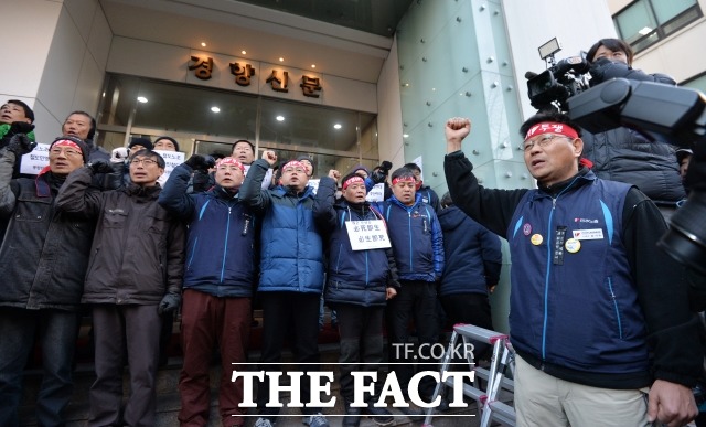 전국철도노동조합(철도노조)의 대정부 파업 당시 경찰 수색을 방해한 혐의로 기소된 노조원들이 무죄를 확정받았다. 사진은 이 사건 파업 당시 노조원들의 모습. /더팩트DB