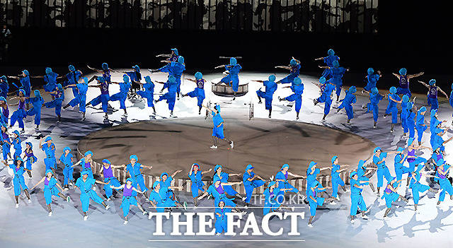 2020 도쿄 패럴림픽 개회식에서 개막 축하 공연이 펼쳐지고 있다. /도쿄=사진공동취재단