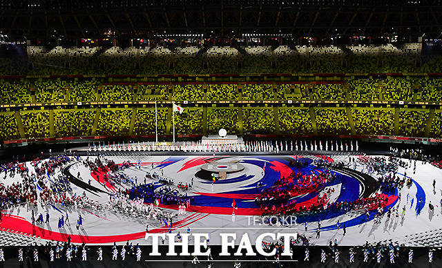 대한민국 선수단이 입장하자 태극기 문양이 표현되고 있다. 대한민국 선수단은 아프가니스탄 국기를 포함한 전체 163국 중 82번째로 입장했다. /도쿄=사진공동취재단