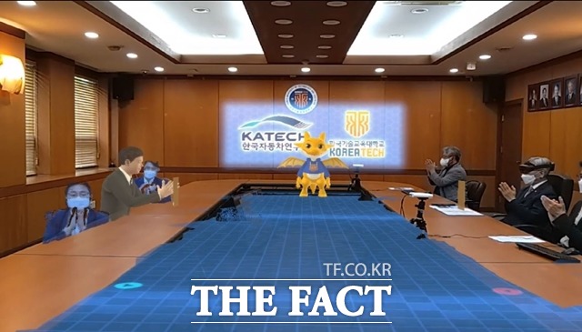 한국기술교육대학교와 한국자동차연구원이 미래 모빌리티 분야 기술혁신 및 인력 양성을 위한 업무협약식을 국내 최초로 텔레프레전스 기술을 활용한 방식으로 진행했다. 사진은 업무협약식 모습. / 한국기술교육대학교 제공