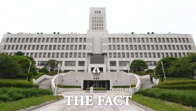 고등학교 동창인 검찰 고위간부를 통해 사건을 해결해주겠다며 금품을 받은 혐의로 기소된 피고인이 반전 끝에 무죄 확정 판결을 받았다./더팩트 DB