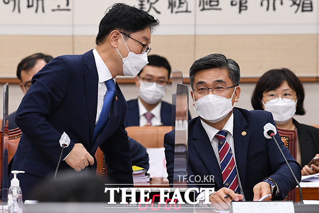 박주민 위원장 직무대리의 정회 선포에 자리에서 일어나는 박범계 법무부 장관(왼쪽)과 서욱 국방부 장관이 대화하며 회의장을 나서고 있다.