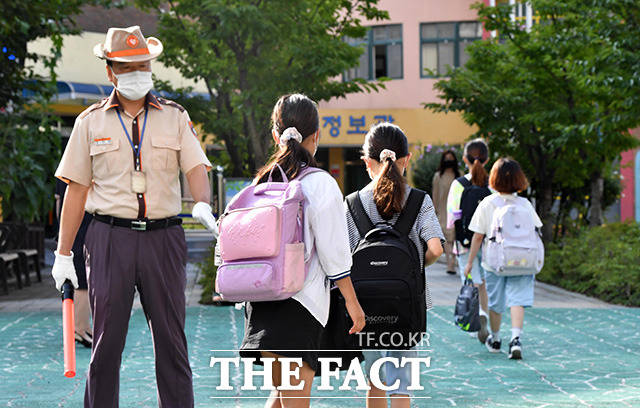 방역당국이 목욕탕 안에서도 마스크 착용을 권고한다. 세신사는 의무적으로 착용해야 한다. 17일 마포구 성원초 학생들이 등교를 하고 있다. /사진공동취재단
