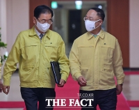  대화 나누며 회의 참석하는 홍남기-정의용 [포토]