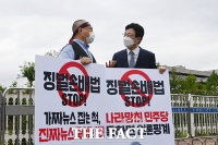  '언론중재법 반대' 1인 시위 찾은 유승민 [TF사진관]
