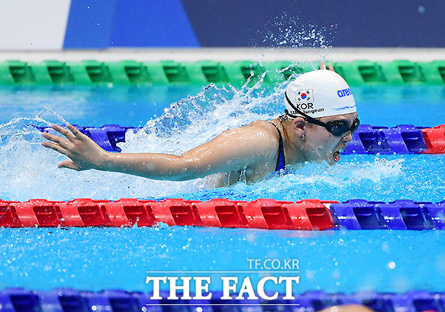 강정은이 수영 여자 100m 접영(S14) 예선 경기에 참가해 힘차게 물살을 가르고 있다. /도쿄=사진공동취재단