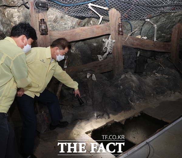 박승원 광명시장은 8월 24일 광명동굴을 방문해 보행로 침하 사고 현장을 확인했다/광명시제공