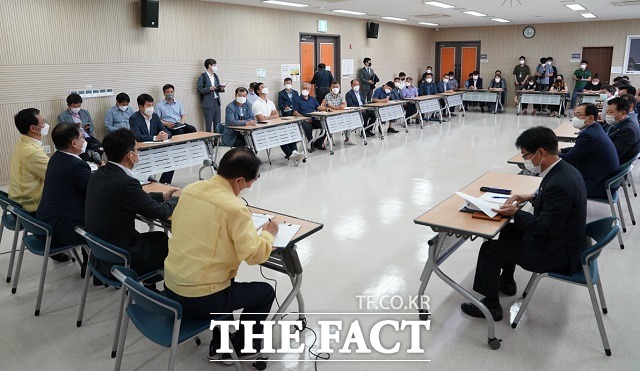 25일 오전 충북 진천군 덕산읍 혁신도시출장소에서 열린 아프간인 수용 관련 주민간담회 모습. / 진천군 제공