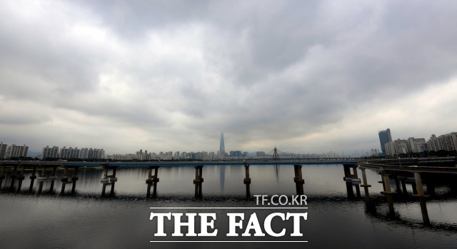 26일은 흐린 하늘에 수증기가 가득해 꿉꿉한 날씨가 예상된다. /더팩트 DB