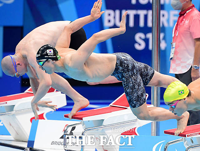 조원상이 수영 남자 100m 접영(S14) 예선 경기에 참가해 힘차게 스타트하고 있다. /도쿄=사진공동취재단