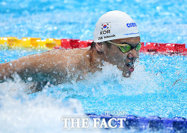 이인국이 수영 남자 100m 접영(S14) 예선 경기에서 멋진 레이스를 펼치고 있다. /도쿄=사진공동취재단