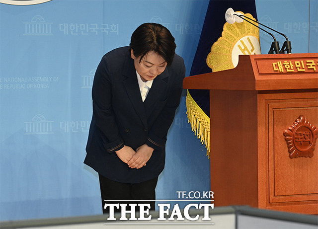 국민의힘 대선 주자인 윤희숙 의원이 25일 오전 국회 소통관에서 자신의 거취를 밝히는 기자회견 후 인사하고 있다. /이선화 기자