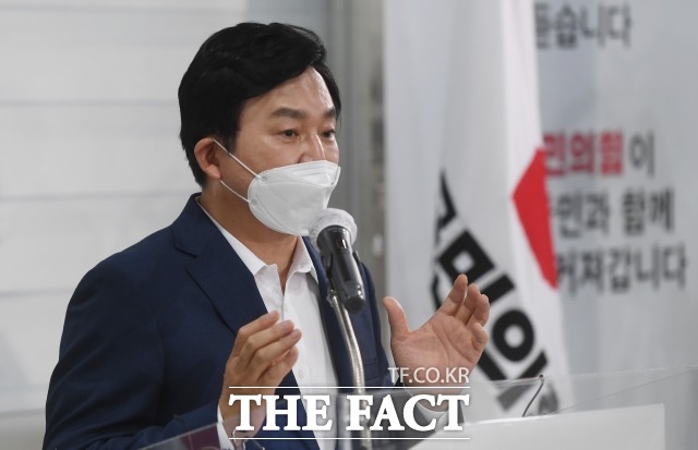 국민의힘 대권주자인 원희룡 전 제주지사가 25일 서울 여의도 국민의힘 중앙당사에서 열린 대선 경선 예비후보 비전 발표회에서 코로나19 피해 대책으로 100조 원 규모의 투자를 공약했다. /여의도=이선화 기자