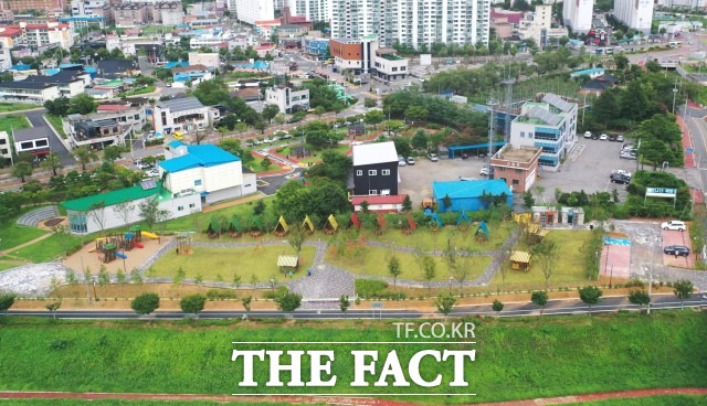 유진섭 시장은 “정읍 천변을 활용한 가족 휴양시설을 조성해 시민의 휴식공간 마련은 물론, 관광객 유입과 지역경제 활성화의 토대를 마련하게 됐다”며 “코로나 시대에 마음 놓고 즐길 수 있는 지역 명소로 만들어 나가겠다”라고 밝혔다. / 정읍시 제공