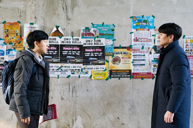 영화 좋은 사람에서 김태훈(오른쪽)은 좋은 사람이 되고 싶은 교사 경석을, 18세 배우 이효제는 의심을 받는 학생 세익을 각각 연기한다. /싸이더스 제공