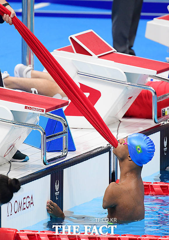 아라우호가 남자 배영 100m 결선에서 긴 천을 입에 물고 스타트를 준비하고 있다. /도쿄=사진공동취재단