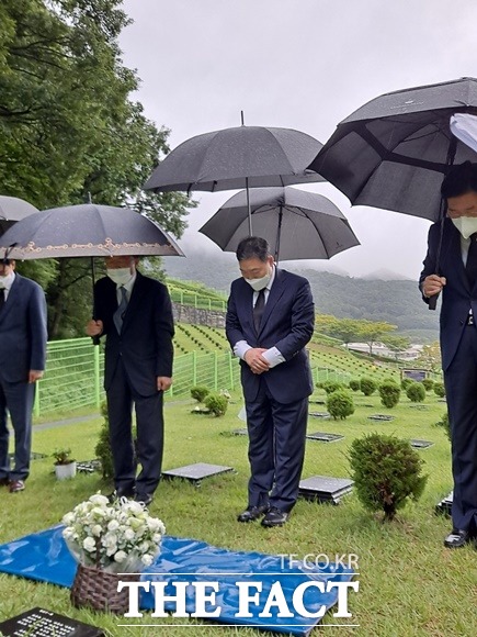 김오수 검찰총장은 25일 상사의 폭행 등에 시달리다 숨진 고(故) 김홍영 검사 묘소를 찾아 참배했다.