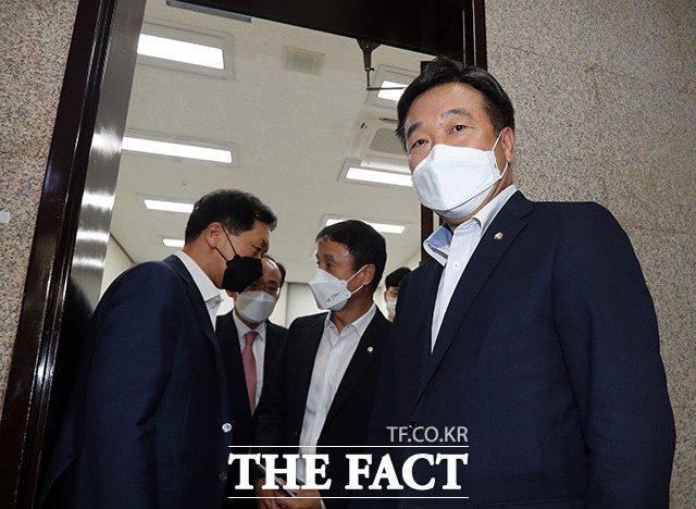 윤호중 더불어민주당 원내대표(오른쪽)가 25일 오후 서울 여의도 국회에서 김기현 원내대표(왼쪽)를 방문해 본회의 일정 등의 논의를 마친 뒤 김 원내대표실을 나서고 있다. /국회=이선화 기자