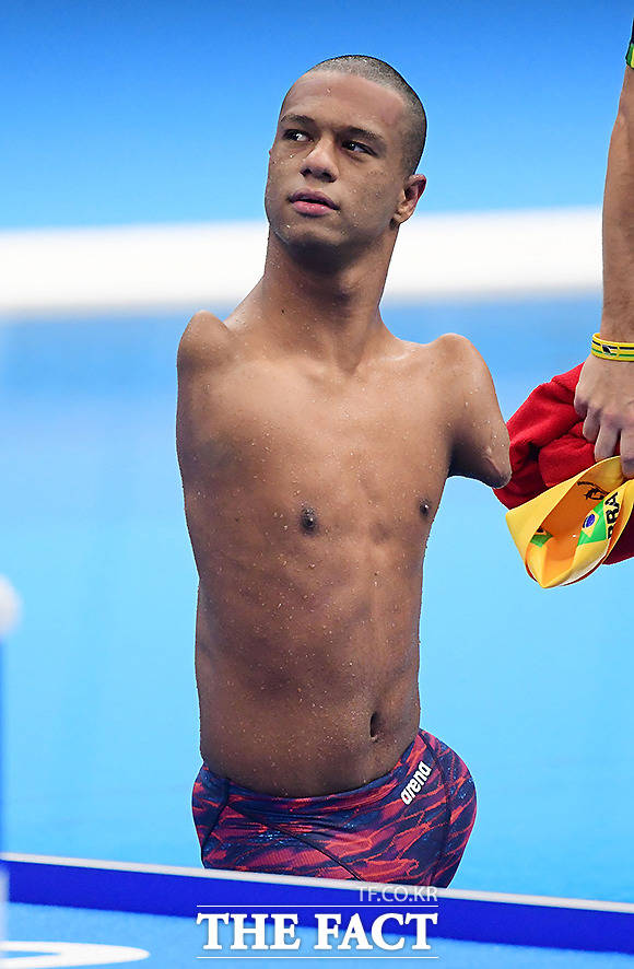 가브리엘 게랄도 도스 산토스 아라우호가 25일 오전 도쿄 아쿠아틱센터에서 열린 남자 배영 100m 예선 경기에 출전하고 있다. 아라우호는 예선 3위로 결선에 진출했다. /도쿄=사진공동취재단