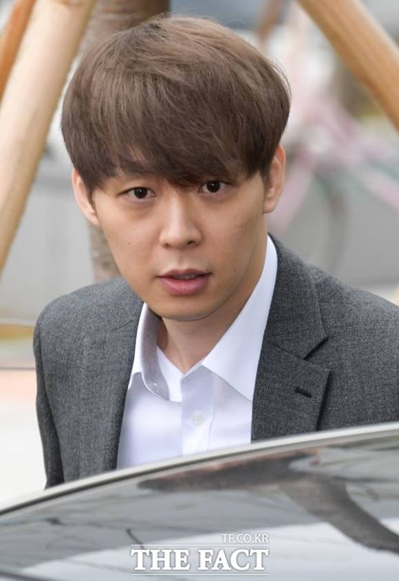 가수 겸 배우 박유천이 자신을 둘러싼 모든 의혹을 부인했다. 그는 이중계약부터 성추문은 전혀 사실이 아니다. 법적 대응을 준비 중이라고 밝혔다. /더팩트 DB