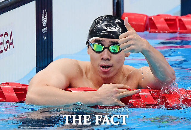 25일 오후 도쿄 아쿠아틱센터에서 열린 2020 도쿄 패럴림픽 수영 남자 100m 접영(S14) 결선에 출전한 조원상이 챔피언을 향해 엄지를 들어보이며 축하해주고 있다. /도쿄=사진공동취재단