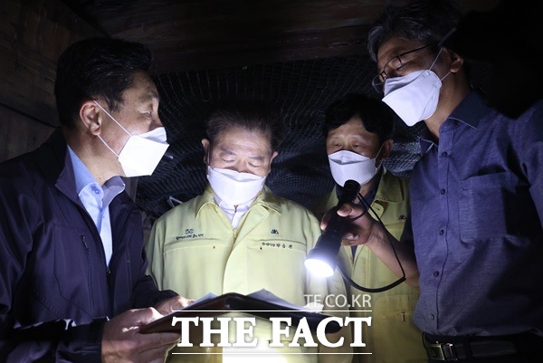 광명시는 지난 23일 오전 9시5분경 발생한 광명동굴 내 공포체험관 보행로 침하 사고와 관련해 사고 발생 즉시 분야별 대책반을 구성하고 원인분석, 보수, 안전관리에 총력을 기울이고 있다고 25일 밝혔다./광명시 제공