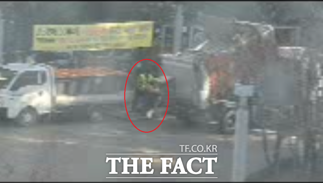 동탄신도시 소재 한 아파트단지 내에서 감량의무사업장 수거차량(왼쪽)에서 직원(가운데 붉은 원안)이 음식물폐기물이 담긴 수거통을 생활폐기물 음식물수거차량으로 옮겨 실고 있다/더팩트DB