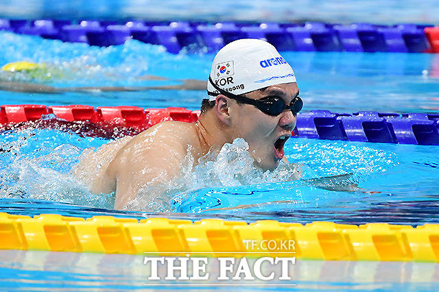 조기성이 25일 오전 도쿄 아쿠아틱센터에서 열린 2020 도쿄 패럴림픽 수영 남자 50m 평영(SB3) 예선 경기에 참가해 힘차게 물살을 가르고 있다. /도쿄=사진공동취재단