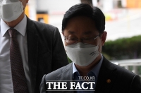  굳은 표정으로 패스트트랙 공판 출석한 박범계 장관 [포토]
