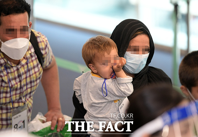아프가니스탄에서 한국 정부 활동을 지원해온 아프간 현지인 직원 및 배우자 ,미성년 자녀, 부모 등 378여 명이 26일 오후 인천 국제공항 통해 입국하고 있다. /사진공동취재단