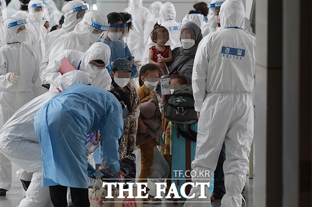 아프가니스탄에서 한국 정부 활동을 지원해온 아프간 현지인 직원 및 배우자 ,미성년 자녀, 부모 등 378여 명이 26일 오후 인천 국제공항 통해 입국하고 있다. /사진공동취재단