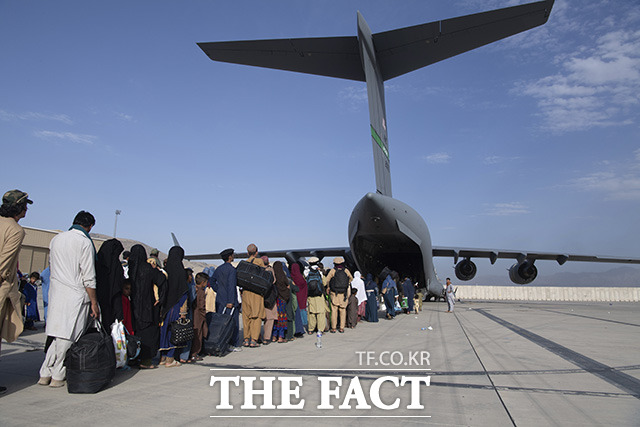 24일(현지시간) 아프가니스탄 카불의 하미드 카르자이 국제공항에서 아프간 주민들이 미 공군의 C17 수송기에 탑승하고 있다. 카불=AP.뉴시스