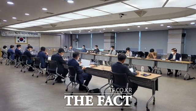 충남 아산시가 ‘제60주년 아산성웅이순신축제’를 코로나19 확산에 따라 전면 취소한다고 밝혔다. 사진은 축제위원회 회의 모습. / 아산시 제공