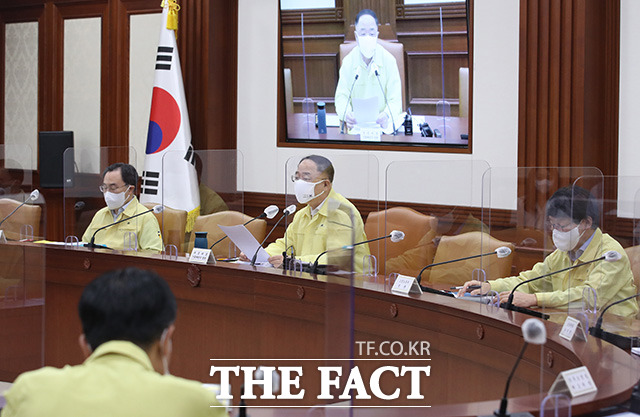 홍남기 경제부총리 겸 기획재정부 장관이 26일 서울 종로구 정부서울청사에서 열린 비상경제 중앙대책본부회의에서 재난지원금을 추석 전까지 지급하겠다고 밝혔다. /임영무 기자
